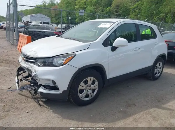 KL7CJKSB2JB721766 2018 CHEVROLET TRAX - Image 2