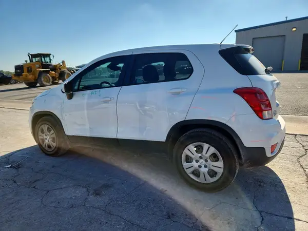 KL7CJKSB2JB721976 2018 CHEVROLET TRAX - Image 2
