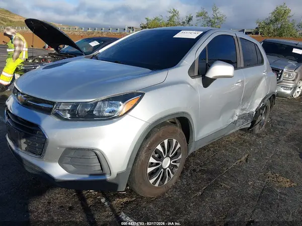 KL7CJKSB2JB723999 2018 CHEVROLET TRAX - Image 2