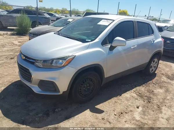 KL7CJKSB2JB724165 2018 CHEVROLET TRAX - Image 2