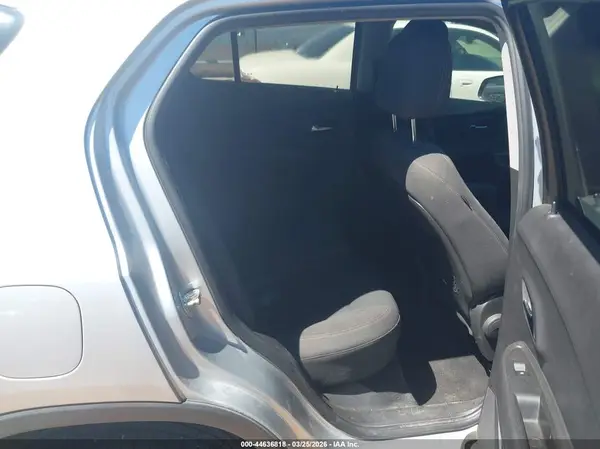 KL7CJKSB2JB724165 2018 CHEVROLET TRAX - Image 8