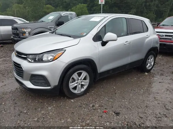 KL7CJKSB2LB018140 2020 CHEVROLET TRAX - Image 2