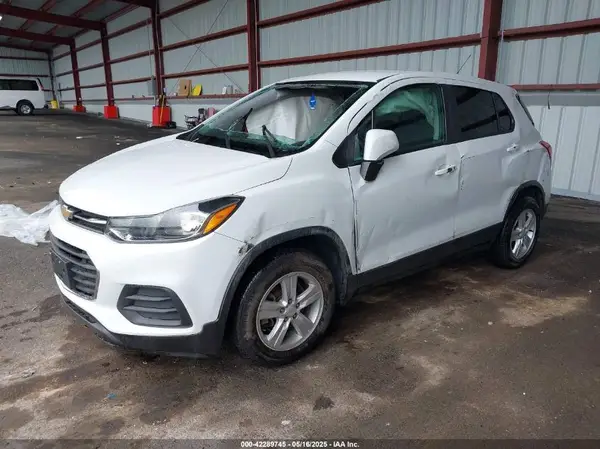 KL7CJKSB2LB019403 2020 CHEVROLET TRAX - Image 2