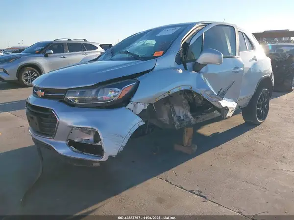 KL7CJKSB2MB301123 2021 CHEVROLET TRAX - Image 2
