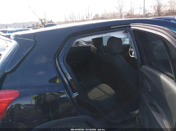 KL7CJKSB2MB301607 2021 CHEVROLET TRAX - Image 8