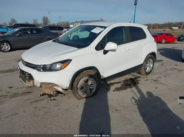 KL7CJKSB2MB302241 2021 CHEVROLET TRAX - Image 2
