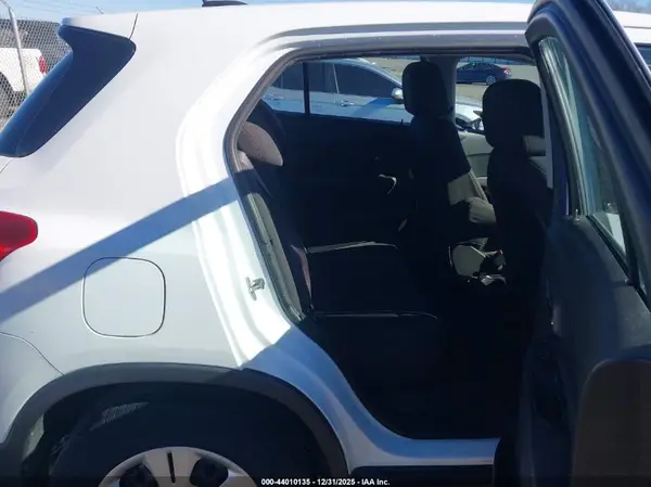 KL7CJKSB3HB065037 2017 CHEVROLET TRAX - Image 8