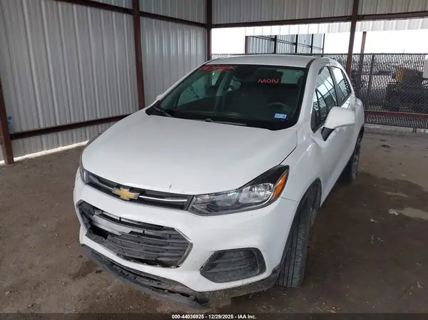 KL7CJKSB3JB518949 2018 CHEVROLET TRAX - Image 2