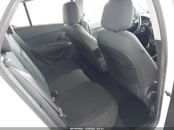 KL7CJKSB3JB518949 2018 CHEVROLET TRAX - Image 8