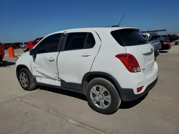 KL7CJKSB3JB545777 2018 CHEVROLET TRAX - Image 2