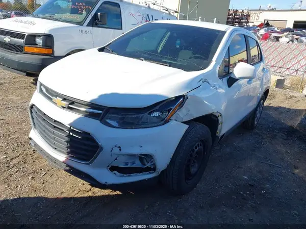 KL7CJKSB3JB547755 2018 CHEVROLET TRAX - Image 2