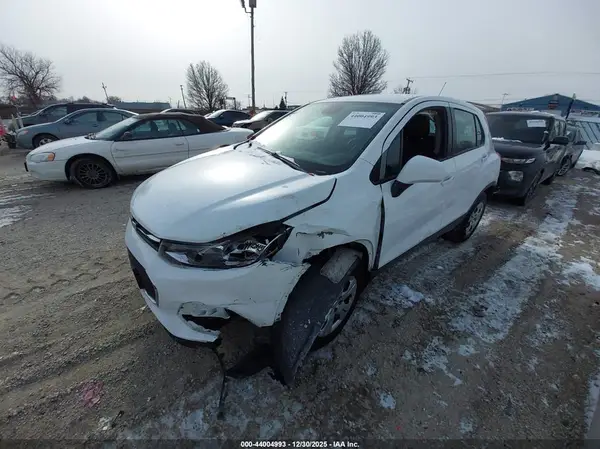 KL7CJKSB3JB607887 2018 CHEVROLET TRAX - Image 2