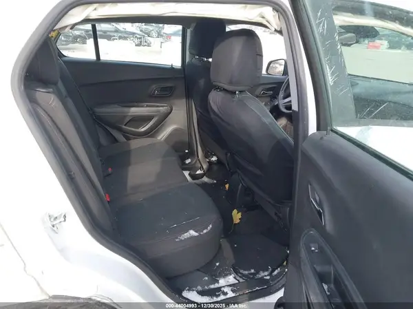 KL7CJKSB3JB607887 2018 CHEVROLET TRAX - Image 8