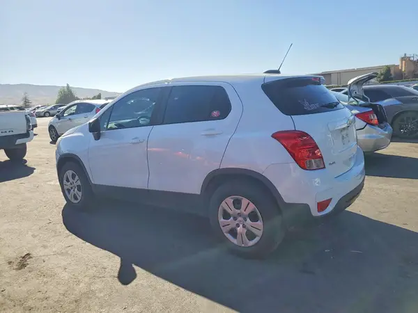 KL7CJKSB3JB701123 2018 CHEVROLET TRAX - Image 2