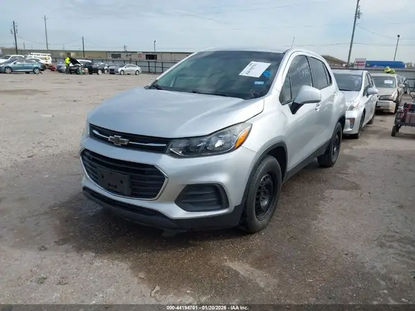 KL7CJKSB3JB721999 2018 CHEVROLET TRAX - Image 2