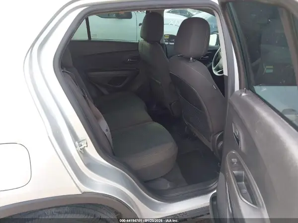 KL7CJKSB3JB721999 2018 CHEVROLET TRAX - Image 8