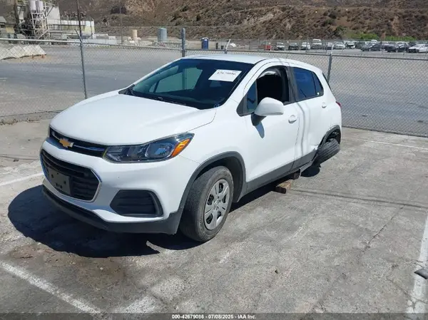 KL7CJKSB3JB722568 2018 CHEVROLET TRAX - Image 2