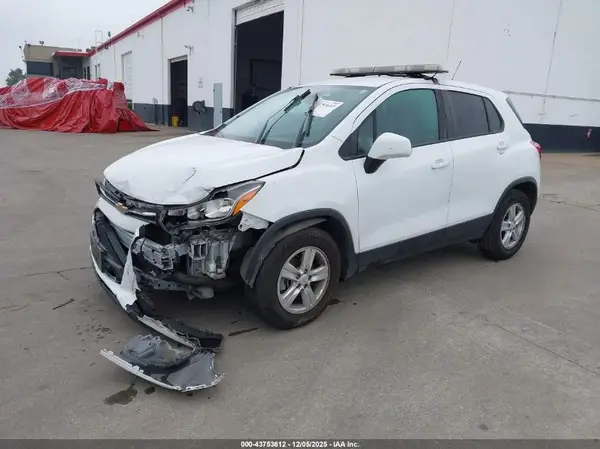 KL7CJKSB3LB022813 2020 CHEVROLET TRAX - Image 2
