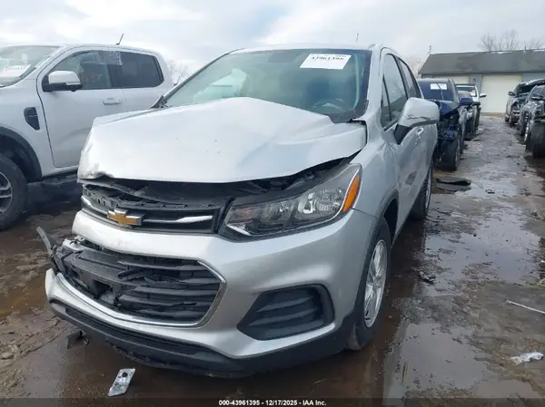 KL7CJKSB3LB038610 2020 CHEVROLET TRAX - Image 2