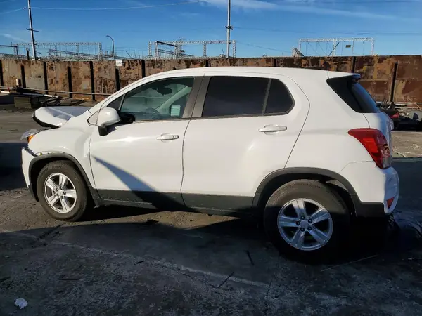 KL7CJKSB3LB057674 2020 CHEVROLET TRAX - Image 2