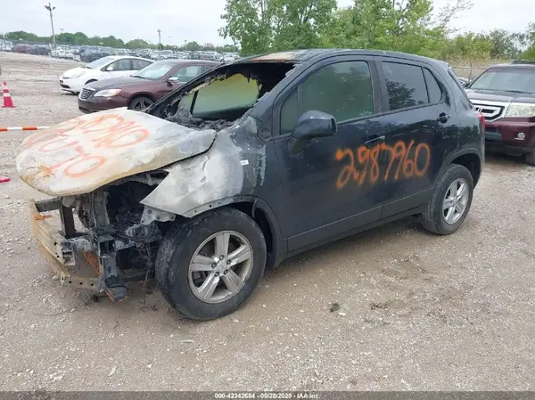 KL7CJKSB3MB313295 2021 CHEVROLET TRAX - Image 2