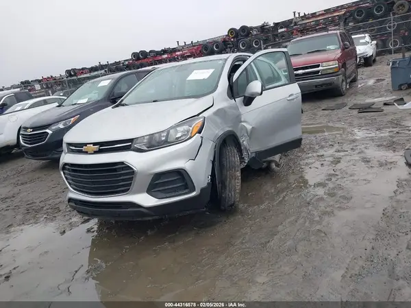 KL7CJKSB3MB317878 2021 CHEVROLET TRAX - Image 2