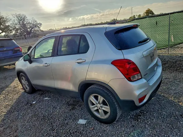 KL7CJKSB3MB319761 2021 CHEVROLET TRAX - Image 2