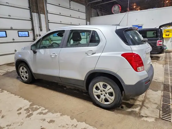 KL7CJKSB4GB641071 2016 CHEVROLET TRAX - Image 2