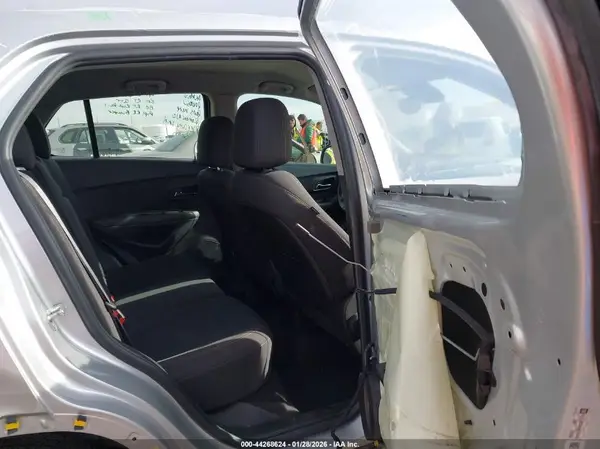KL7CJKSB4HB124693 2017 CHEVROLET TRAX - Image 8