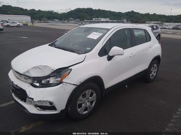KL7CJKSB4JB555878 2018 CHEVROLET TRAX - Image 2