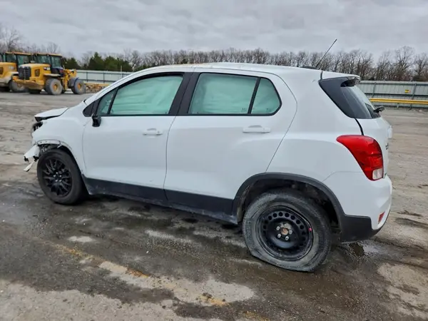 KL7CJKSB4JB561261 2018 CHEVROLET TRAX - Image 2