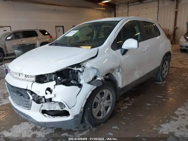 KL7CJKSB4JB570722 2018 CHEVROLET TRAX - Image 2