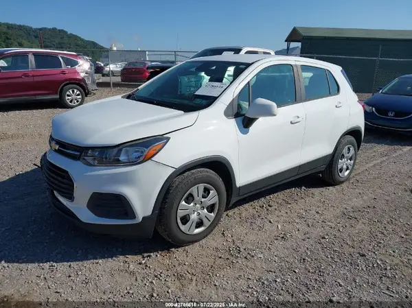 KL7CJKSB4JB578416 2018 CHEVROLET TRAX - Image 2