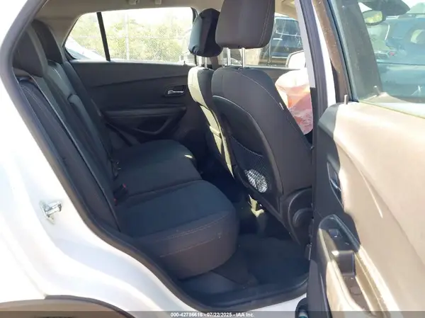KL7CJKSB4JB578416 2018 CHEVROLET TRAX - Image 8