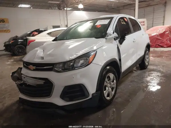 KL7CJKSB4JB582028 2018 CHEVROLET TRAX - Image 2