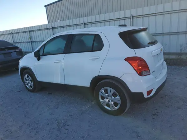 KL7CJKSB4JB587262 2018 CHEVROLET TRAX - Image 2