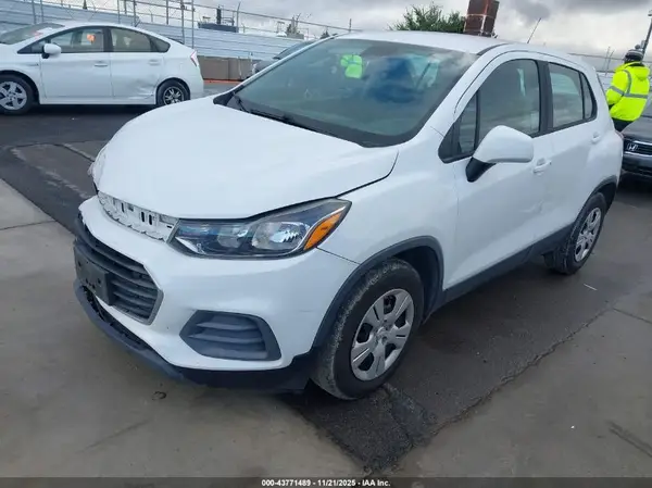 KL7CJKSB4JB602763 2018 CHEVROLET TRAX - Image 2