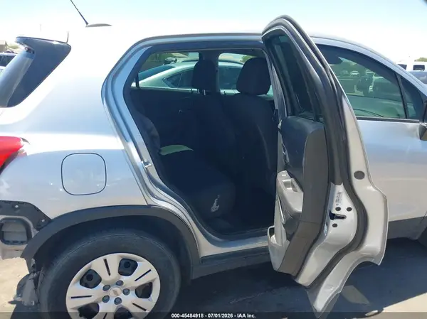 KL7CJKSB4JB608272 2018 CHEVROLET TRAX - Image 8