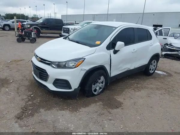KL7CJKSB4JB626075 2018 CHEVROLET TRAX - Image 2