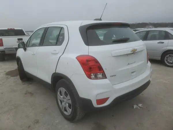 KL7CJKSB4JB702426 2018 CHEVROLET TRAX - Image 2