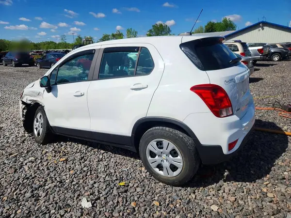 KL7CJKSB4JB721686 2018 CHEVROLET TRAX - Image 2