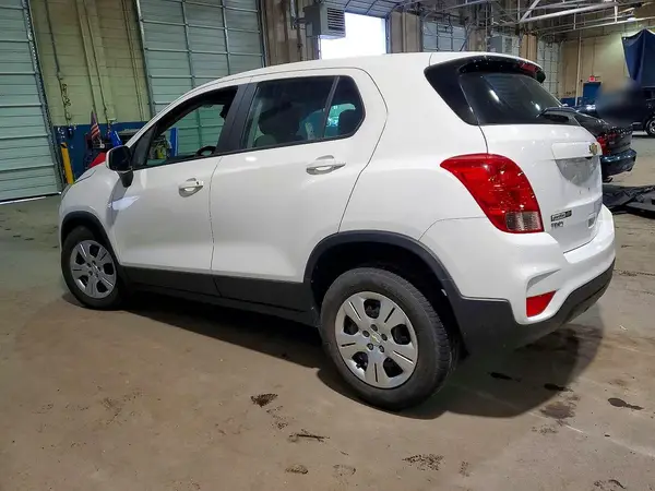 KL7CJKSB4JB722305 2018 CHEVROLET TRAX - Image 2