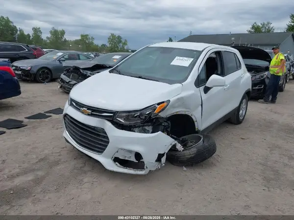 KL7CJKSB4LB019211 2020 CHEVROLET TRAX - Image 2