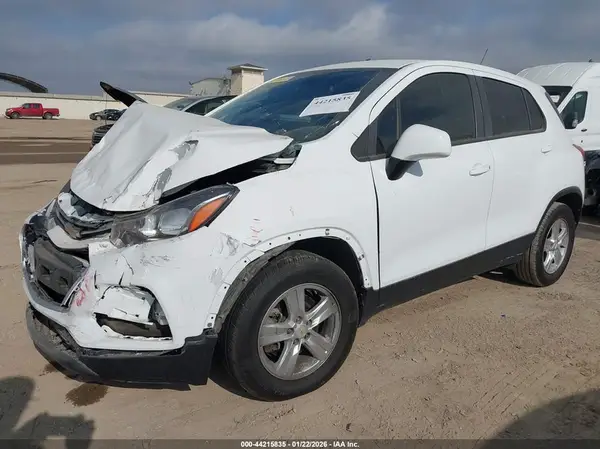 KL7CJKSB4LB042102 2020 CHEVROLET TRAX - Image 2