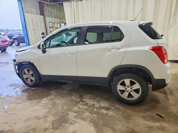 KL7CJKSB4LB314745 2020 CHEVROLET TRAX - Image 2