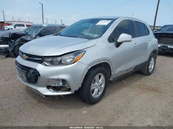 KL7CJKSB4MB301642 2021 CHEVROLET TRAX - Image 2