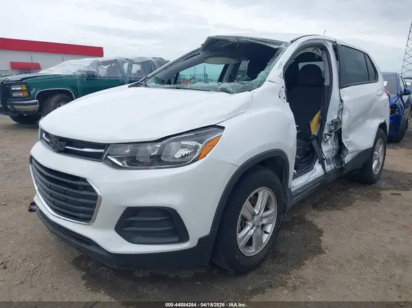 KL7CJKSB4MB319364 2021 CHEVROLET TRAX - Image 2