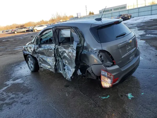 KL7CJKSB4MB327304 2021 CHEVROLET TRAX - Image 2