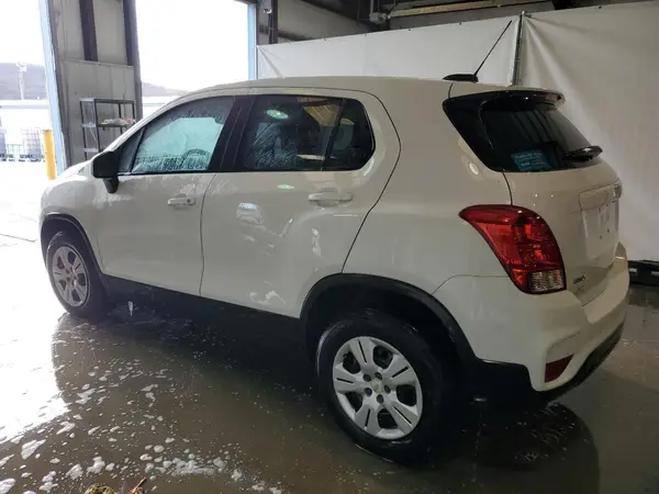 KL7CJKSB5JB571832 2018 CHEVROLET TRAX - Image 2
