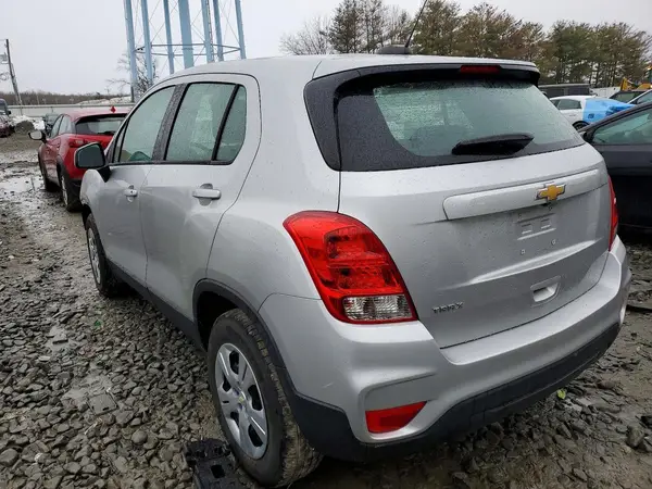 KL7CJKSB5JB593152 2018 CHEVROLET TRAX - Image 2